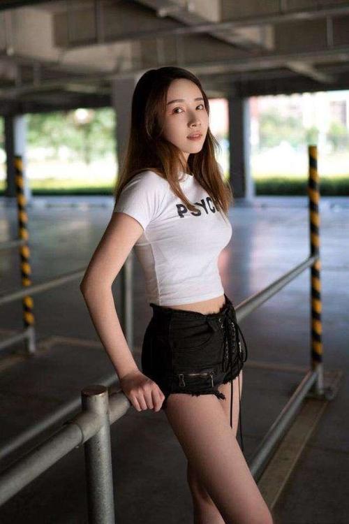 街拍：美女白色露脐紧身T恤性感十足，小蛮腰完美展现，可爱极了