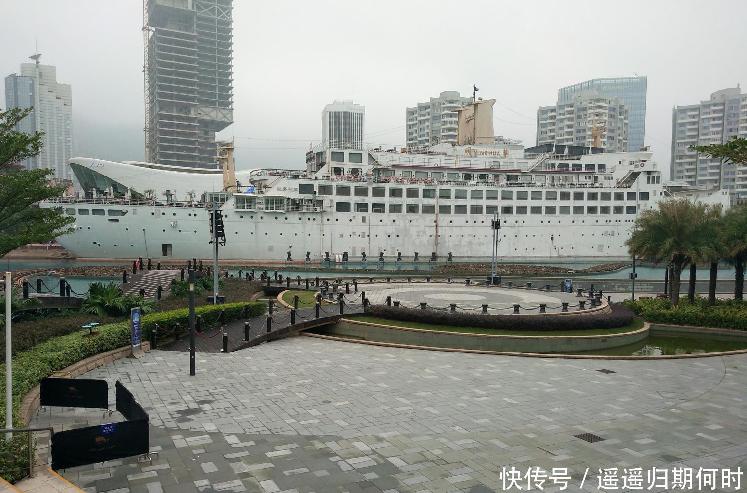 深圳的一艘邮轮, 已被高楼大厦包围, 网友 这船是怎么进来的