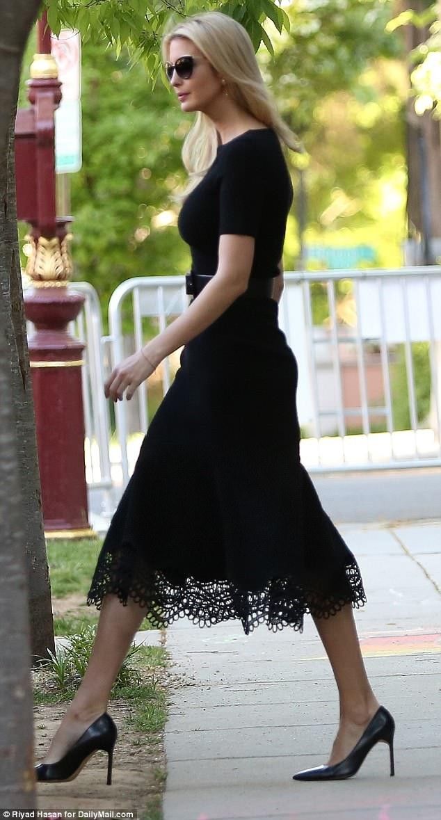 伊万卡喜欢穿黑色系长裙，你看伊万卡香肩微露，怎一个冷艳了得!