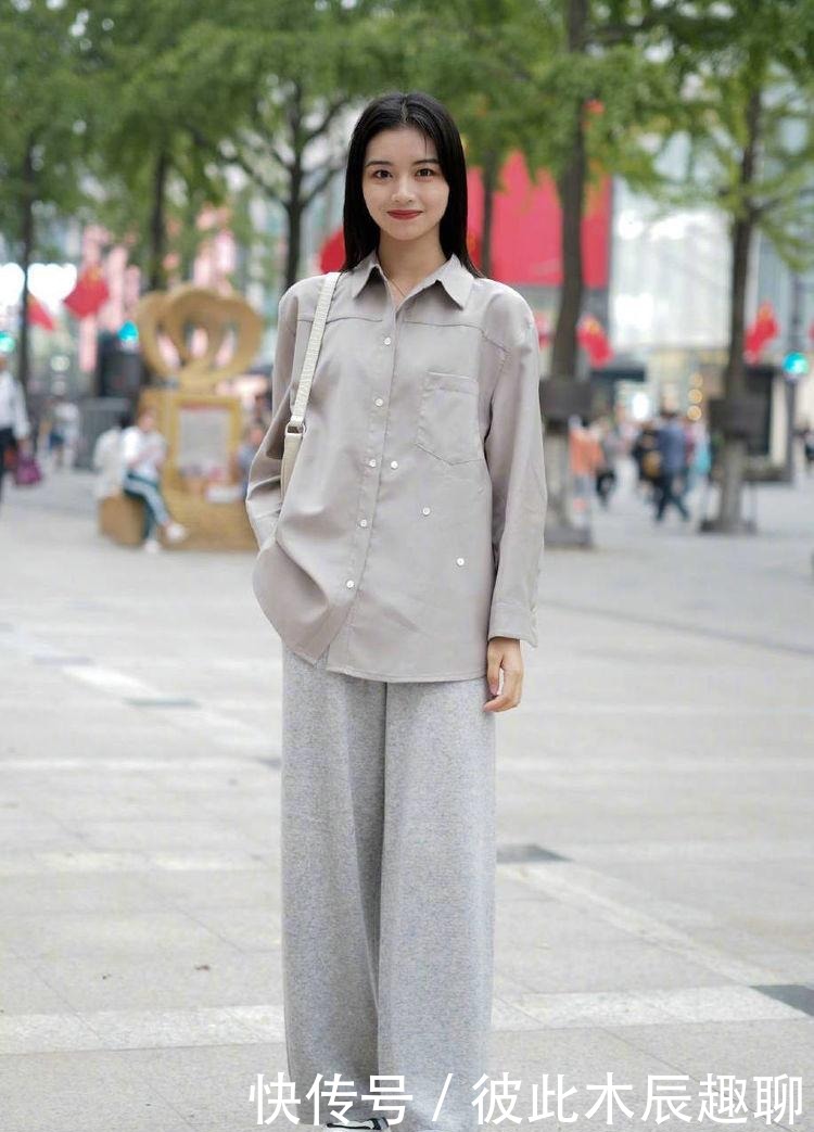  「修长」小姐姐穿一条黑色铅笔裤，很好的展现出修长双腿，非常随性好看