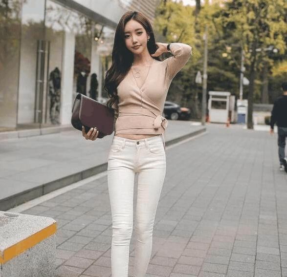  时髦|穿搭时髦的牛仔裤美女，潮流感十足，很有吸引力！