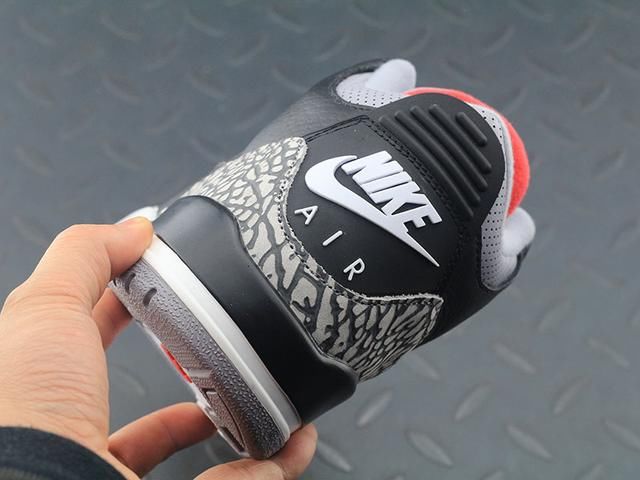 如果说夏天是小白鞋的主场，那么秋冬绝对是小黑鞋的天下！