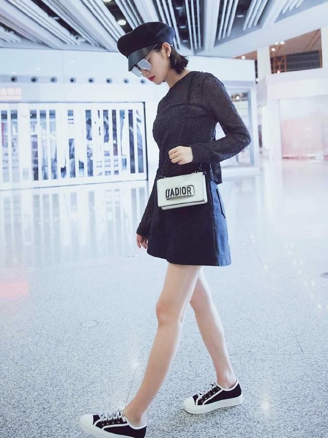 景甜越来越敢穿了，短裤外面套渔网裙，网友：小性感的民族风！