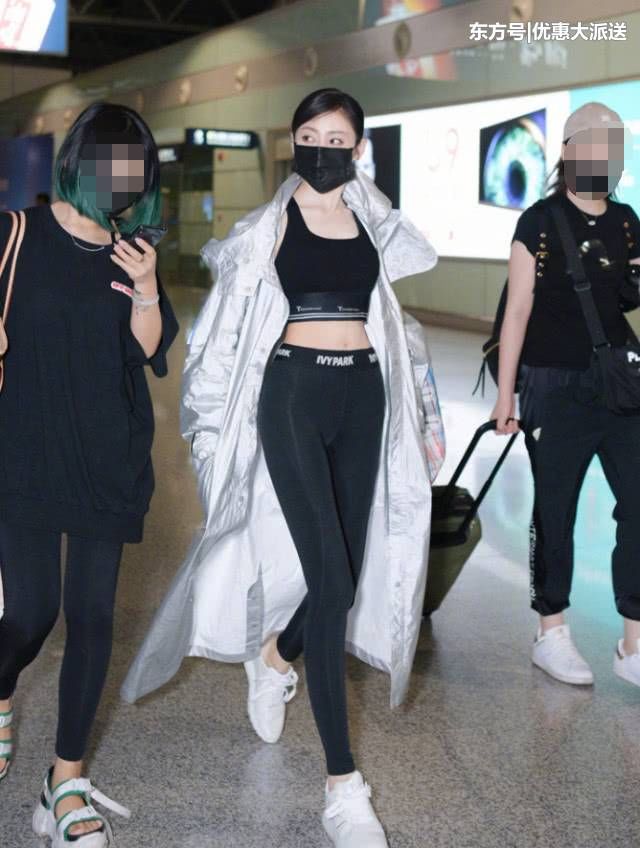 张天爱身穿运动装大方“炫腹”，看到腰终于明白你为什么这么火!