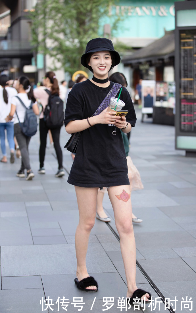 路人街拍:黑T恤黑的热裤穿在美女身上确实吸睛,一双美腿吸人眼球!