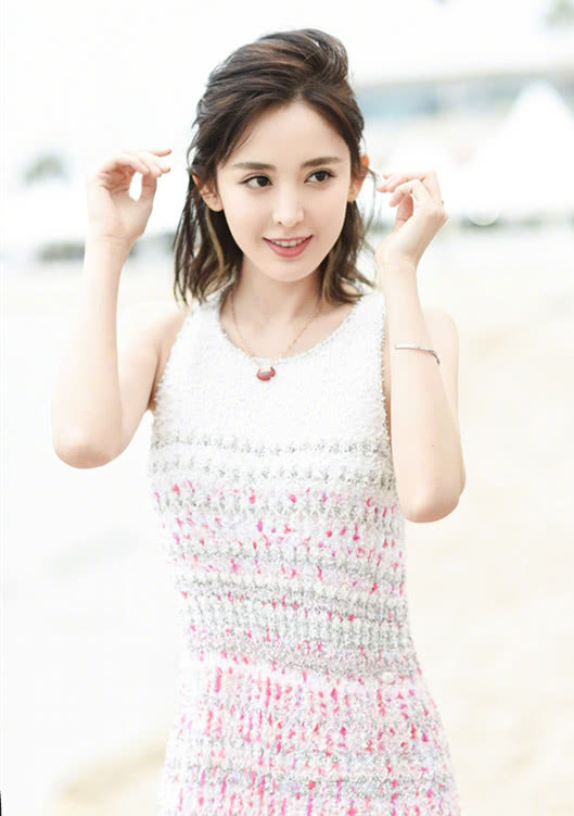 古力娜扎终于晒照，风格有很大变化，被小姐姐帅到了！