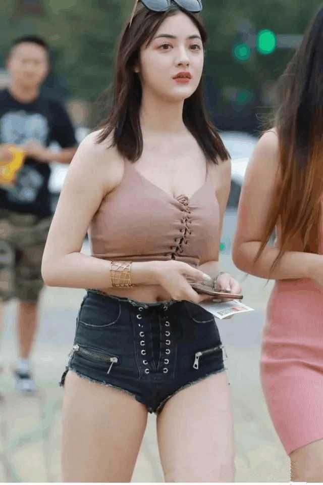 街拍:三里屯的姑娘身材果然都好到爆,不过图6才是真款的收割机