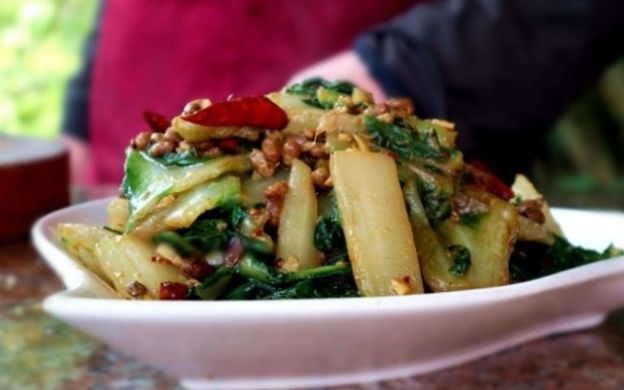  [牛羊]一种野菜以前只用来喂牛羊，如今成饭桌上的美味，网上一