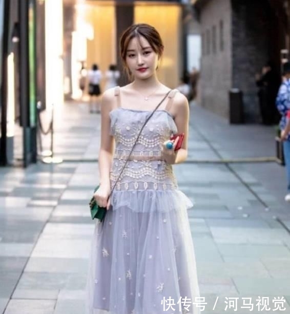 「小姐姐」街拍:一身黑的时尚达人,小姐姐这样穿回头率不敢想啊