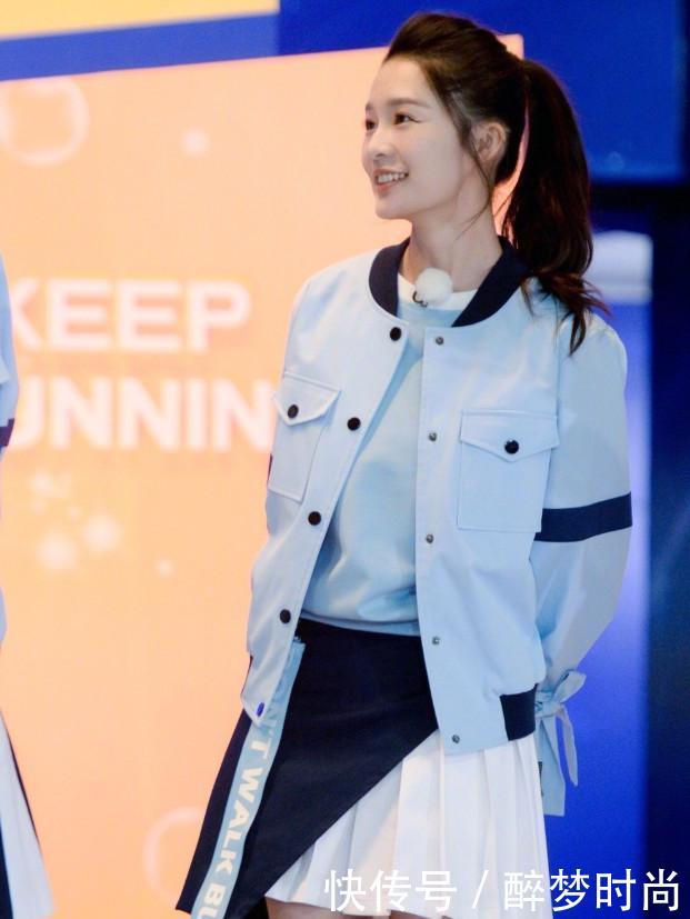 李沁这造型，手臂上都是蝴蝶结，难怪和吴磊站在一起像同龄人！