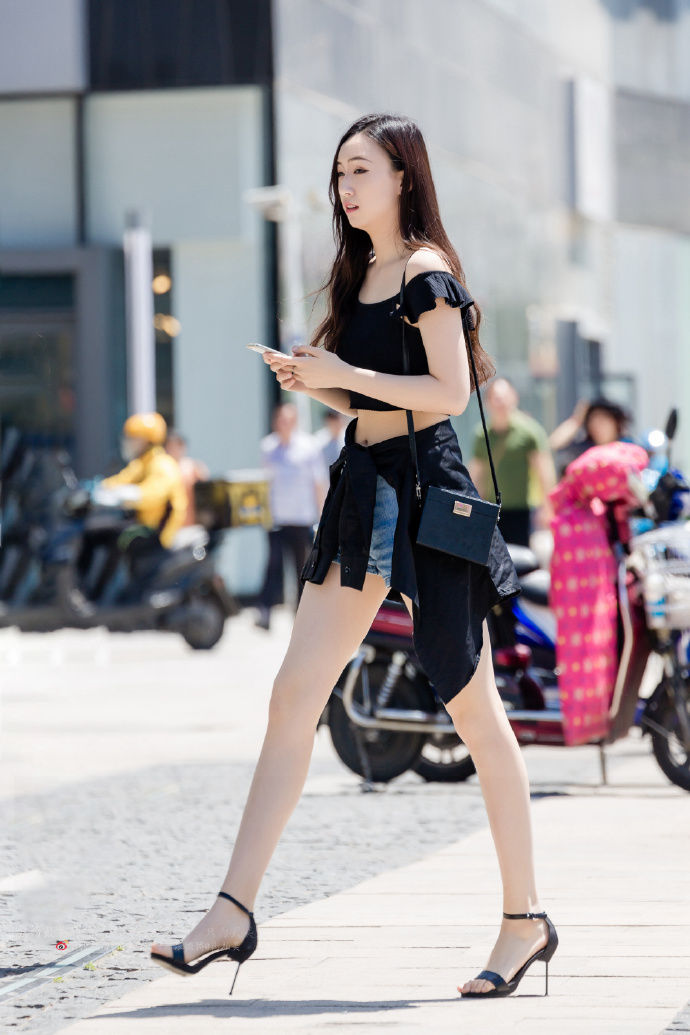 大长腿小姐姐，高跟鞋鞋跟是真细