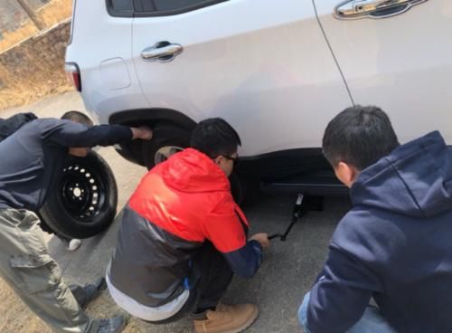 高速换备胎驾照被扣光！车主纳闷：停应急车道有错还是备胎有错？