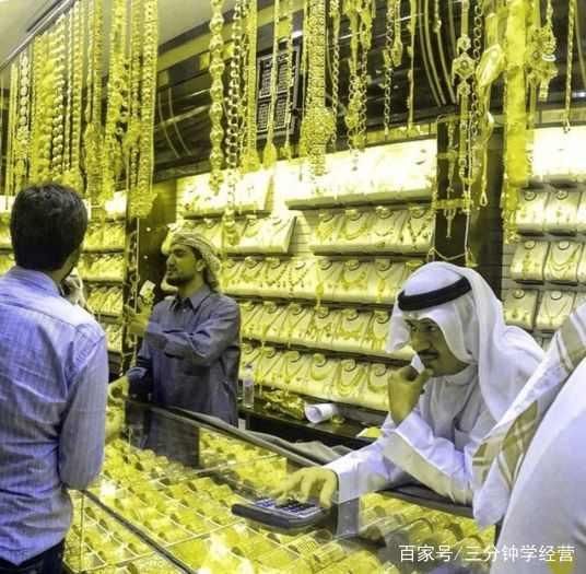 这是迪拜的黄金市场，政府担保没有假货，任何时候都存有10吨黄金