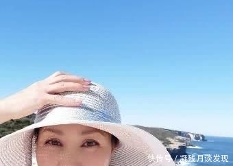  #少女#53岁田震近照曝光，梳双马尾扮少女，却被松垮皮肤抢镜