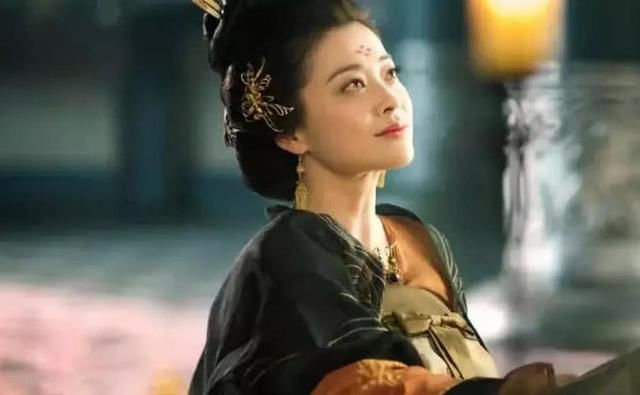 43岁的梅婷身穿一袭白裙，亭亭玉立，网友：美的让人忘了年龄！