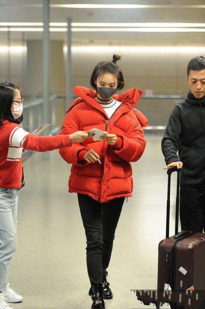 张俪跟金晨同穿仙女裙, 网友: 看这个背就知道谁更美了