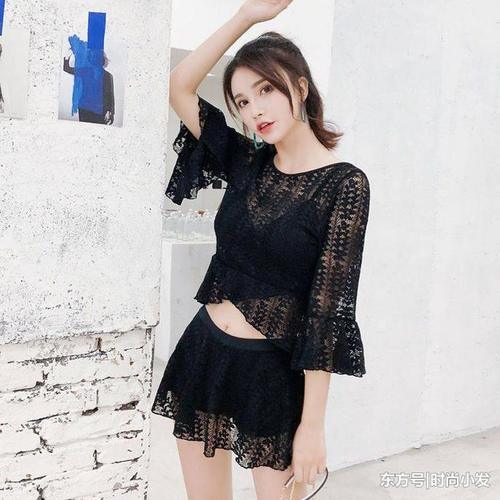 比基尼太露了？那就穿这些“保守泳衣”也很美丽！