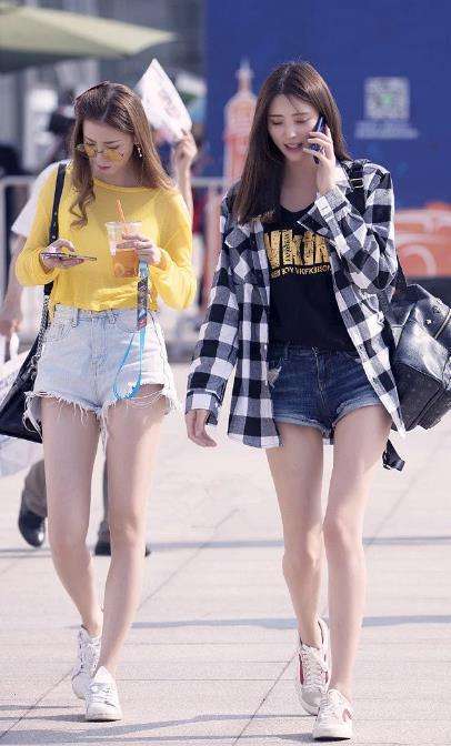 街拍：穿着清凉的美女姐姐，这么穿很好看