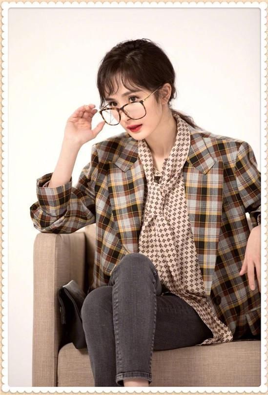 看了21岁张雪迎格子西装，再看31岁杨幂，终于见识到真正的少女感