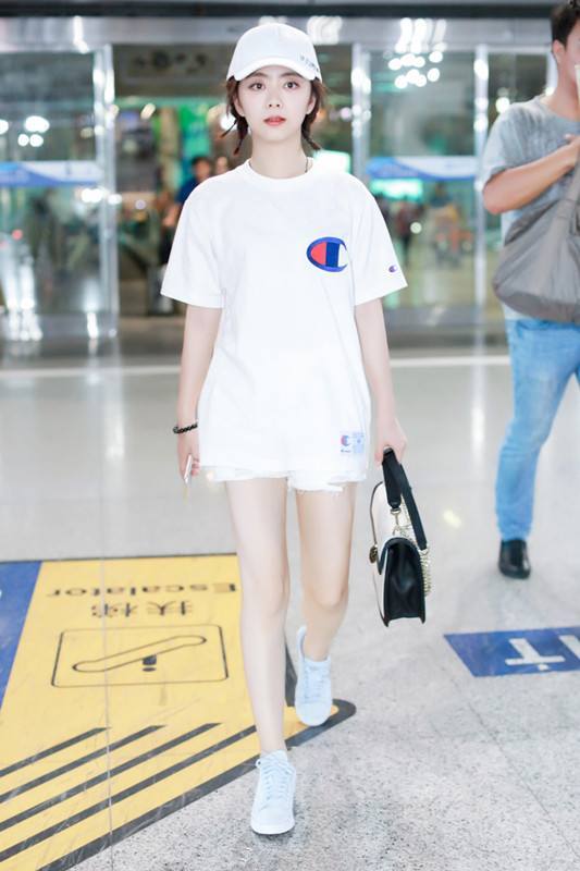 看了31岁江疏影穿短裤，再看看28岁谭松韵，网友：一个比一个嫩