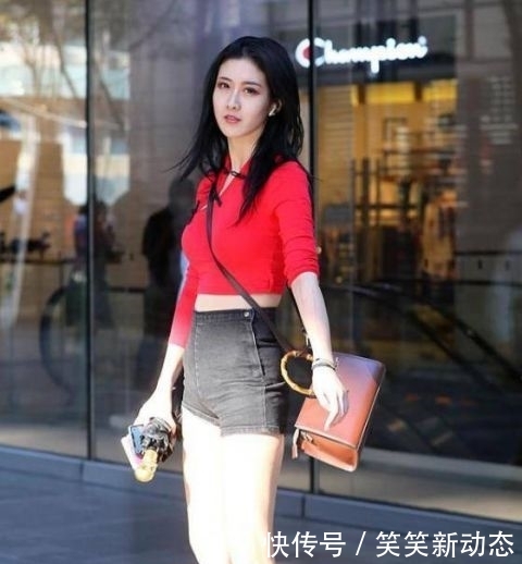 「皮肤」街拍:皮肤白皙的小姐姐,一件黑色背心配牛仔短裤,青春活力气质