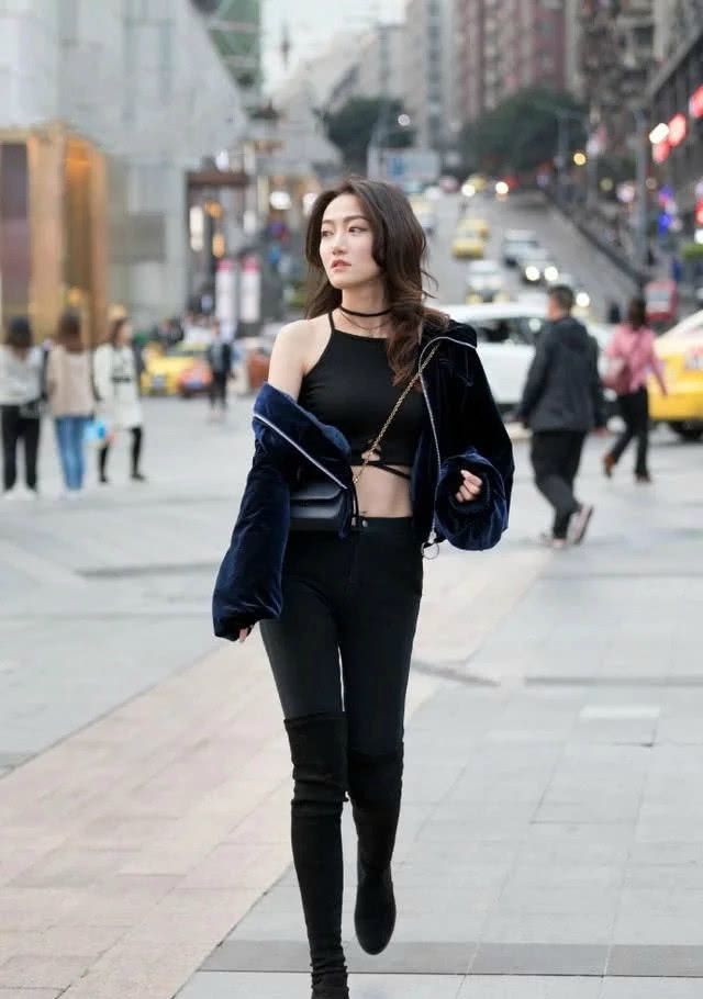 露脐装，紧身裤，简单时尚的穿搭给小姐姐成熟性感的女人味
