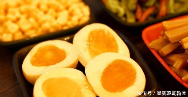 『营养』煮鸡蛋,不要直接用水煮!大厨教你2招,蛋壳分离不粘连,更香嫩