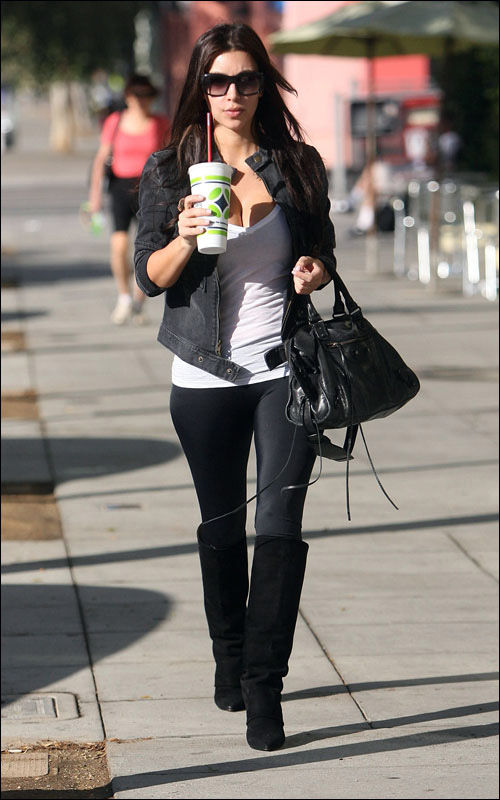 38岁金卡戴珊:逆天臀部太性感，最后一张连保安都忍不住偷看!