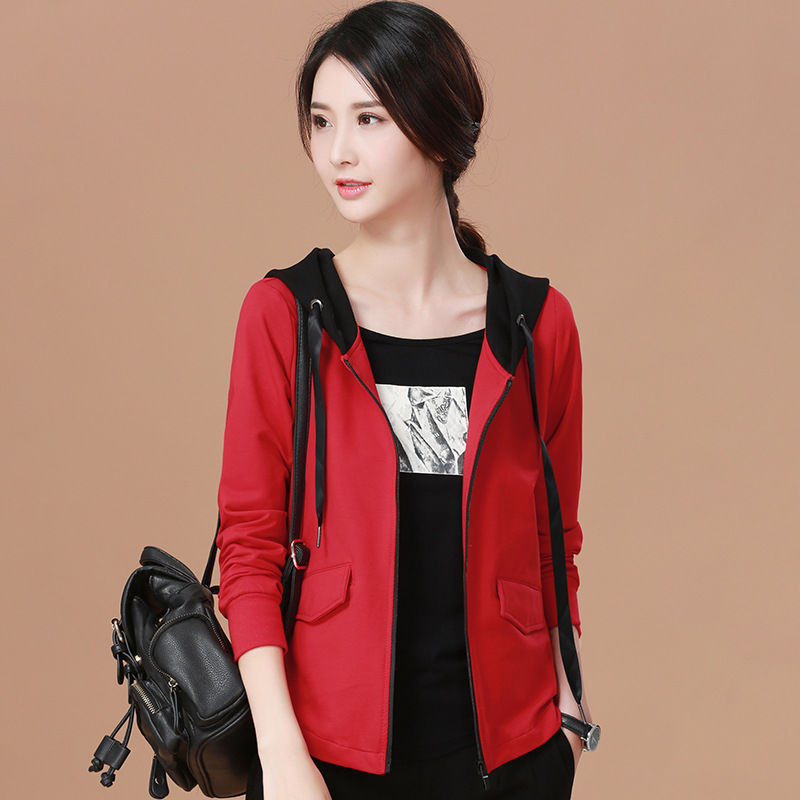 46岁老婆真会打扮!秋天穿这“卫衣+小脚裤”，洋气嫩美像30