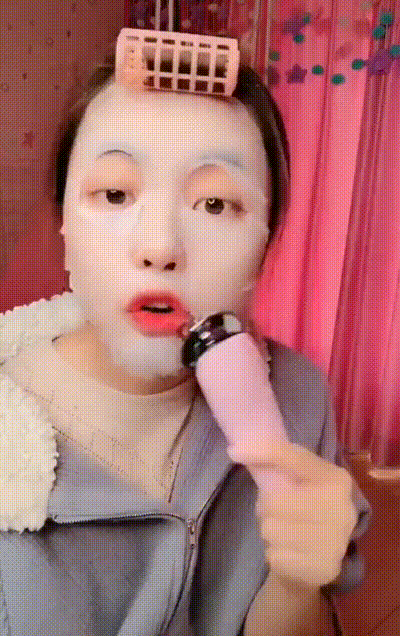 「女生」女生经常化妆,皮肤容易积累美妆残留,简单清洁方式略显不足