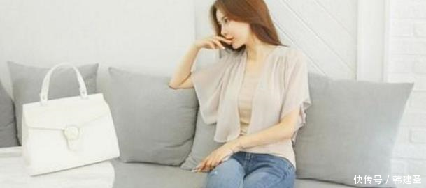 俏美靓丽的牛仔裤美女，气质出众，吸引力十足