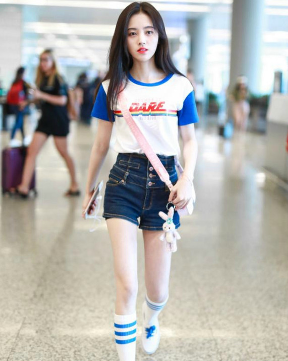 街拍：穿着长裙时尚性感的小姐姐，温柔苗条清爽性感！