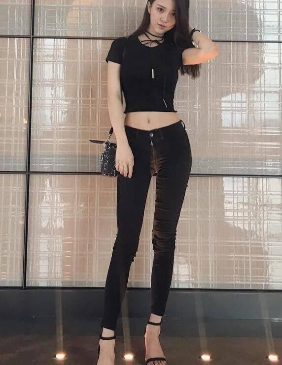 紧身牛仔裤，充满时尚气息