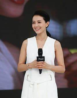 47岁俞飞鸿和38岁高圆圆同穿深V裙亮相时，网友：妥妥的气质女神