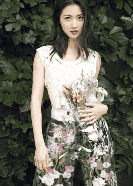 陈钰琪上半身穿镂空背心, 却要穿两条裤子还塞满了花, 看不懂!