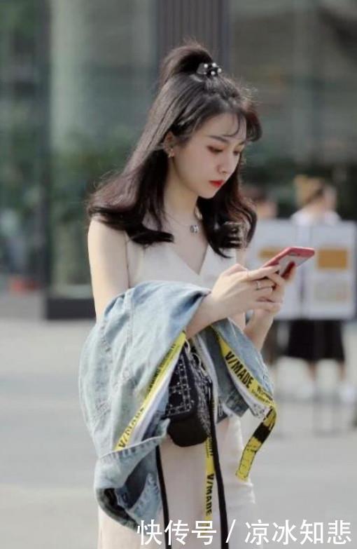 【 姐姐】轮廓性感分明，实在迷人性感，街拍：貌美肤白的打底裤小姐姐