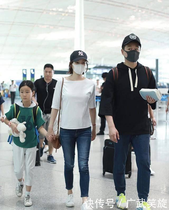 关悦手牵养女,用实际行动回应了重男轻女的传言