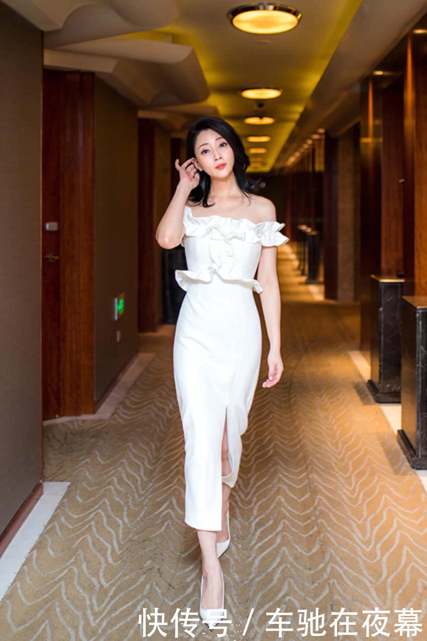 殷桃罕见现身，穿白色连衣裙好清新，38岁这样穿照样美得脱俗！