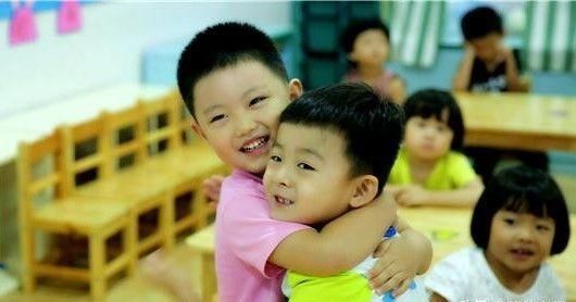 「负面影响」为了不输在起跑线,早早送孩子上幼儿园,带来负面影响父母了解吗