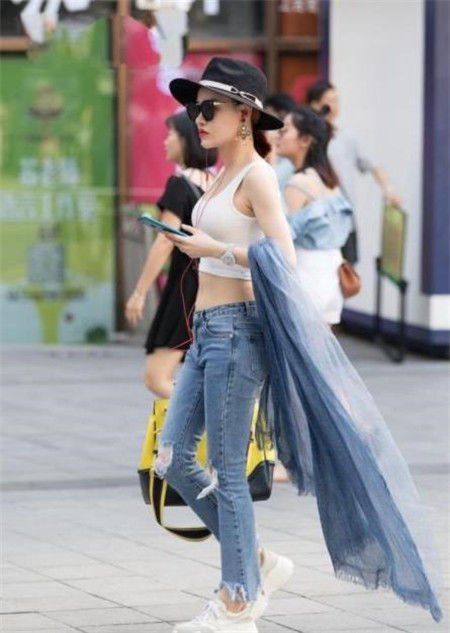  吊带|街拍：小姐姐吊带配毛边短裤，秀出白皙长腿，背影很吸睛