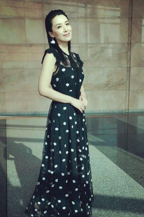 她因丁克与富豪离婚，很有骨气拒绝前夫的钱，44岁成一线花旦