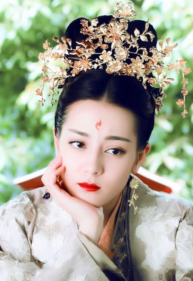 「迪丽」《枕上书》剧照曝光！迪丽热巴身披华服太性感，难怪能迷倒高伟光