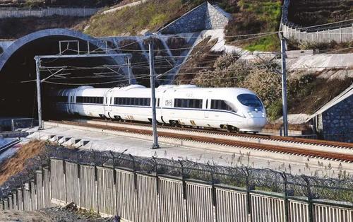  #我国#我国最令人煎熬的高铁，全程7个多小时，大部分时间手机没