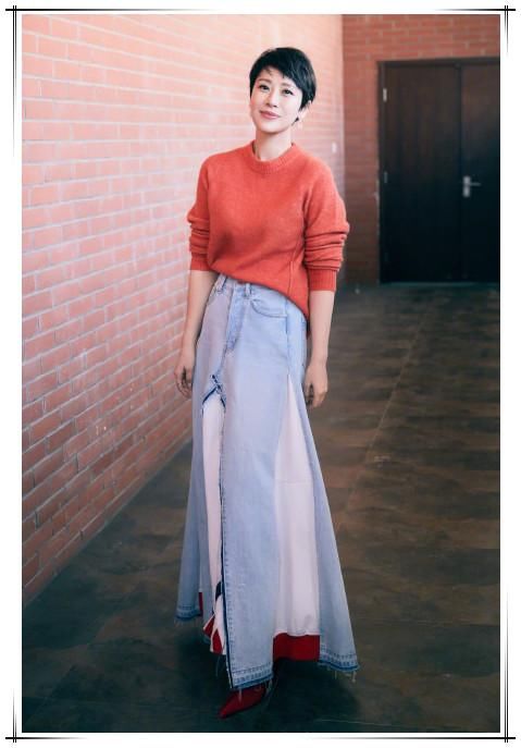 海清也把牛仔裤剪成四片贴在裙子上，网友:一定是我太土了