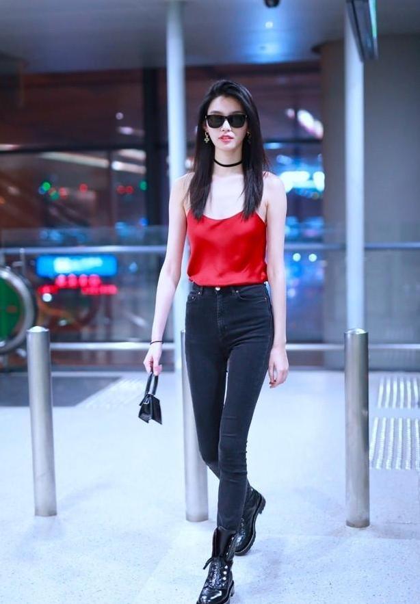 奚梦瑶真敢穿, 大红色吊带衫一点儿不低调, 网友: 换双鞋可好?