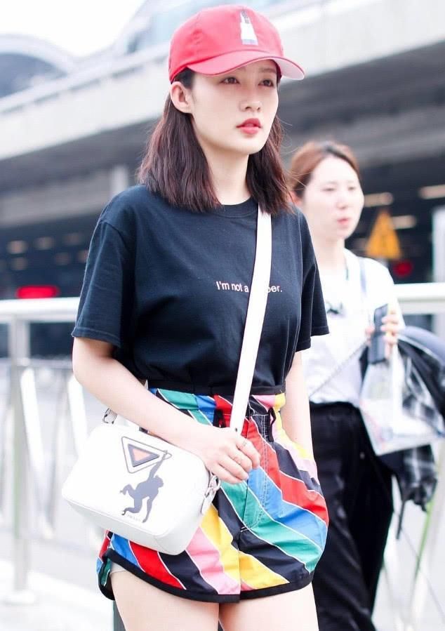 李沁终于高调了一回,穿七彩短裤大秀美腿,这白色的一条是什么?