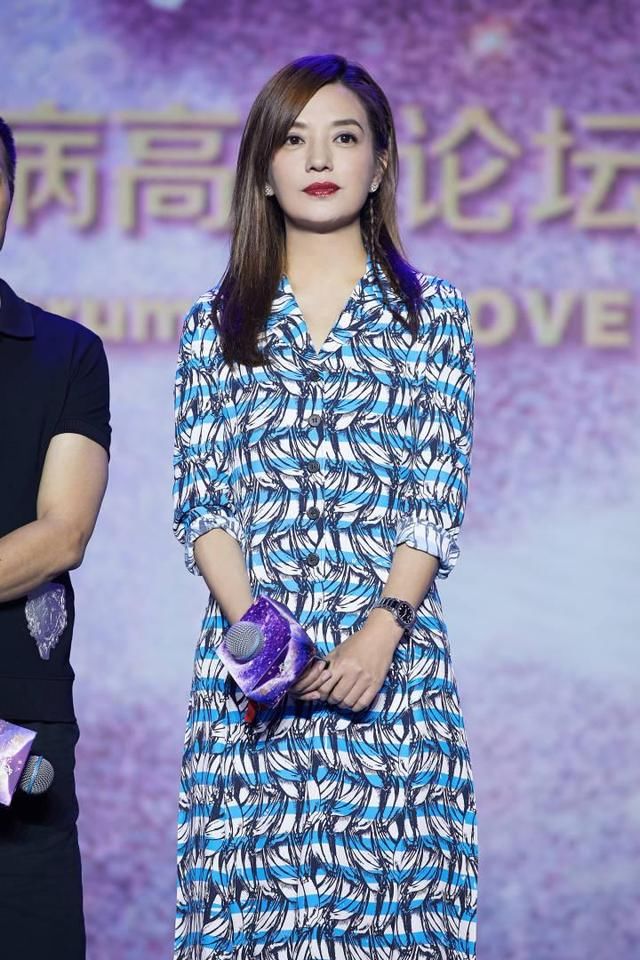 赵薇真瘦了，身穿白色连衣裙，看起来完全是百斤不到的女子