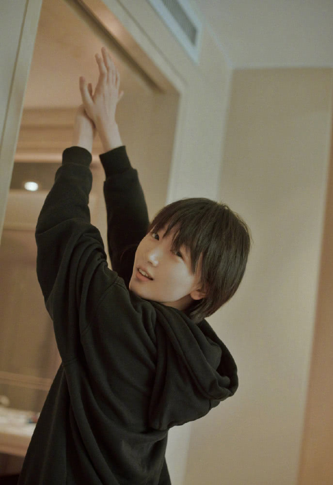 周冬雨身穿一袭红色连衣裙,尽显女神气质,网友:发型才是亮点