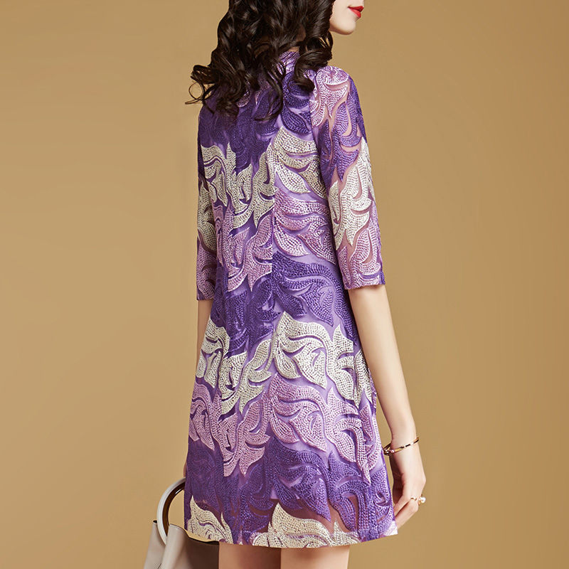 太神奇了!被老婆惊艳到了!因穿高档A字裙，高贵嫩美不像53岁