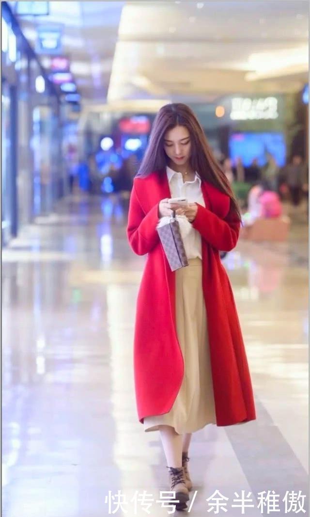 「美女」路人街拍,美女白衬衫搭配米色裙子,轻松秀出靓丽身姿